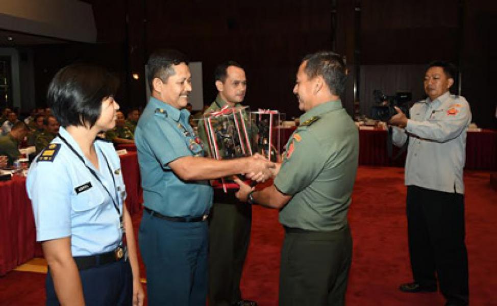 Kapuspen TNI Berikan Penghargaan Terhadap Satuan Penerangan Terbaik