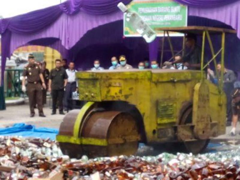 Kejari Pekanbaru Musnahkan Ribuan Botol Miras dan Barang Bukti Lainnya