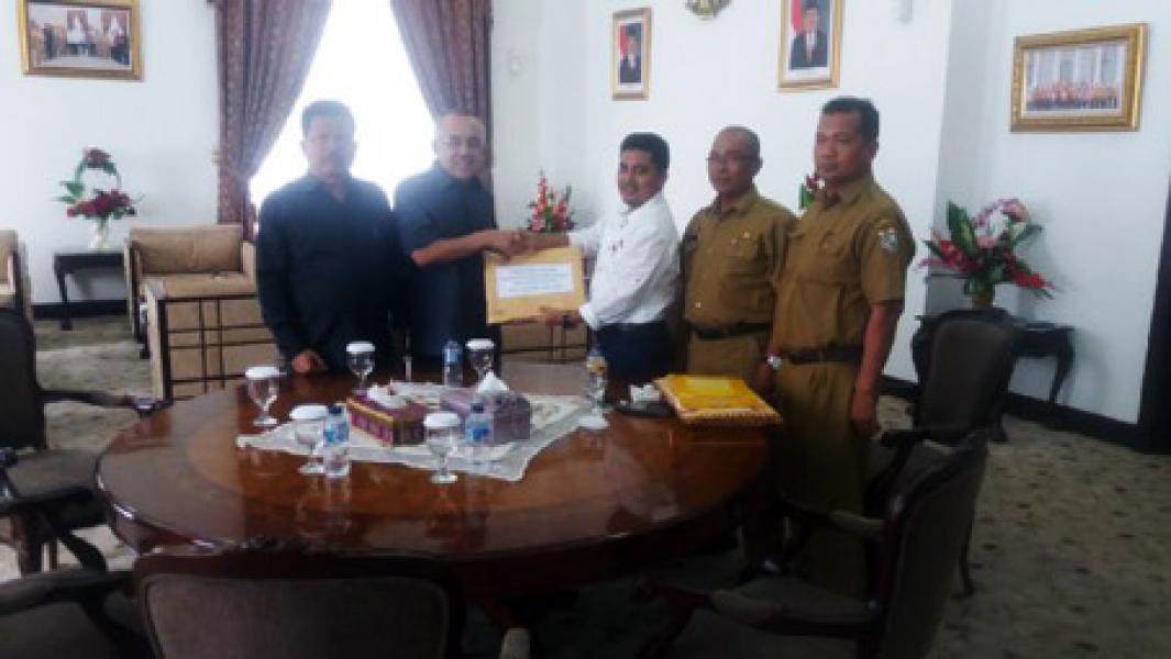 Ketua DPRD Pelalawan Serahkan Berkas Pengajuan Pelantikan Harris-Zardewan ke Plt Gubri