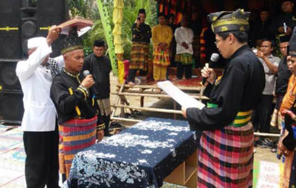 Ketua LAM Pelalawan Kukuhkan Zainuddin Menjadi Datuk Batin Hitam Sei Medang