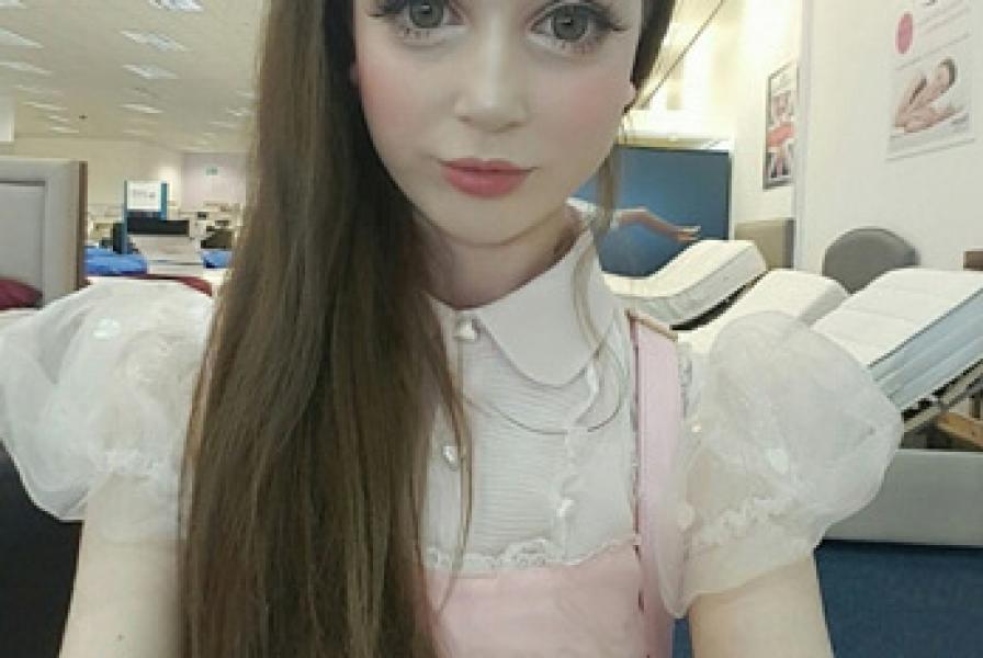 Miliki Wajah Barbie, Gadis Ini Justru Sulit Dapat Pasangan
