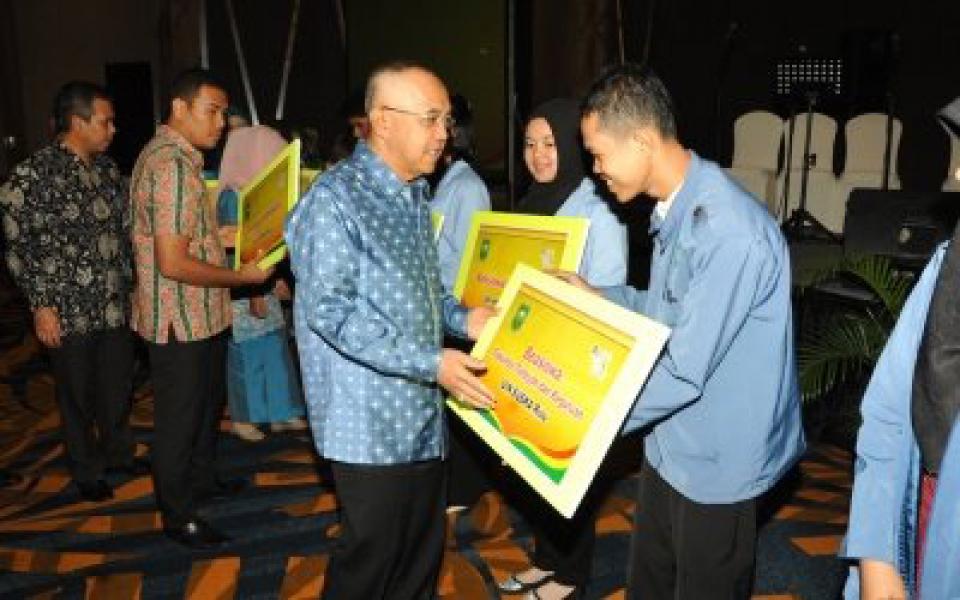 Pemprov Riau Salurkan Beasiswa untuk 4.042 Mahasiswa