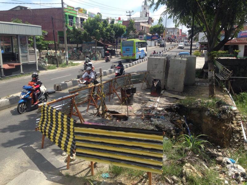 Perbaikan Box Culvert, Sat Lantas Berlakukan Contra Flow di Jalan Kaharuddin Nasution