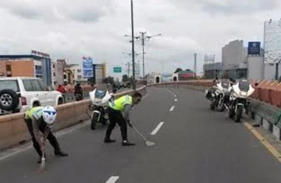 Polantas Simpatik Sapu Bersih Ranjau Paku