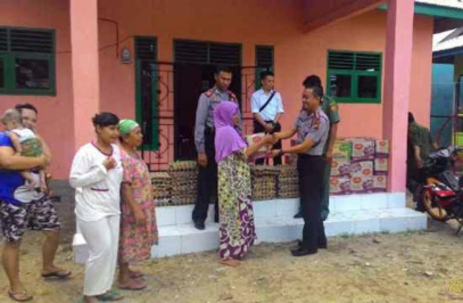 Polres Inhu Serahkan Bantuan Kepada Korban Banjir