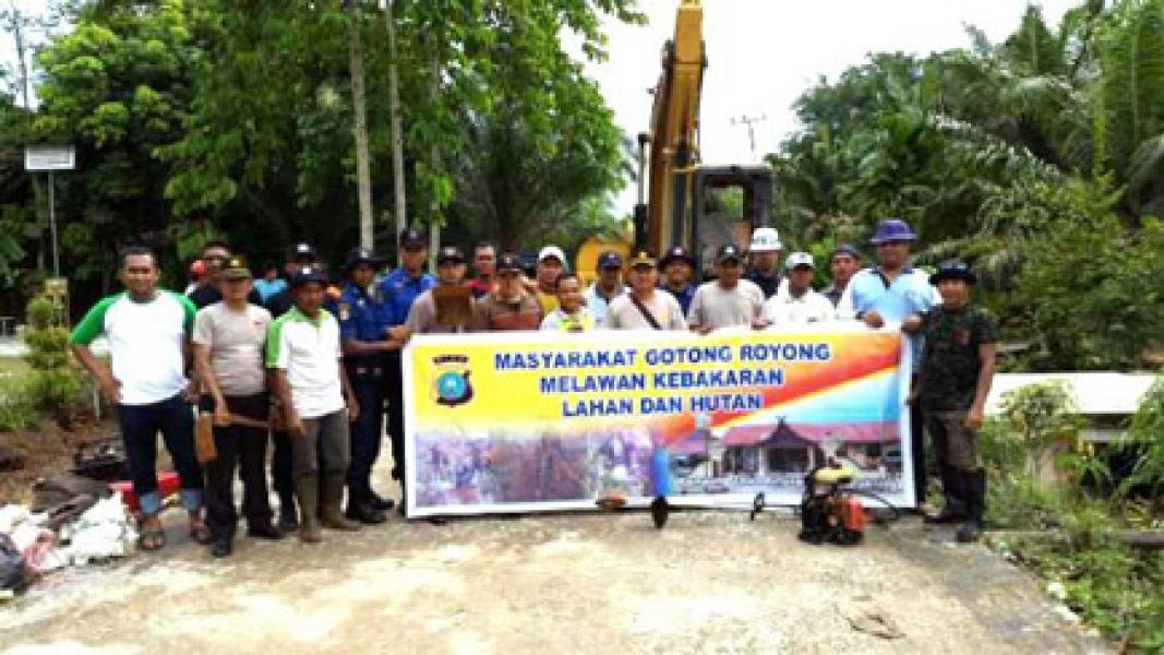 Polsek Bukit Batu dan TNI Gotong Royong Bangun Sekat Kanal