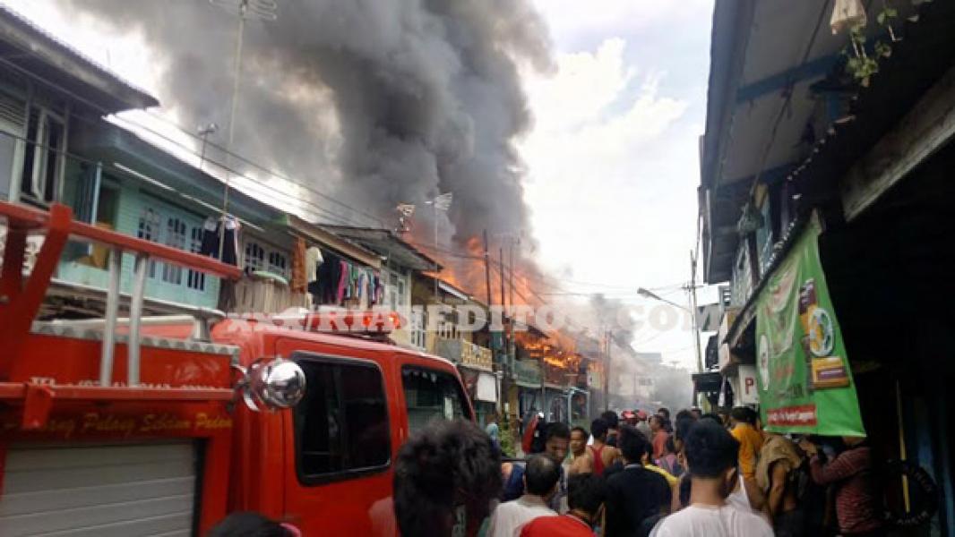 Puluhan Kedai dan Rumah di Jalan Karet Pekanbaru Terbakar