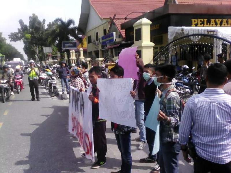 Puluhan Massa BUMMI Tuntut Polda Riau Brantas Mafia Barang Ilegal