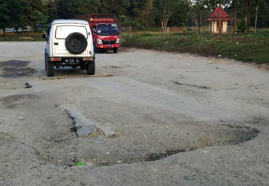 Rawan Kecelakaan, Jalan Dekat Pos TownSite II dan Sekolah Taruna Andalan Dibiarkan Rusak Parah