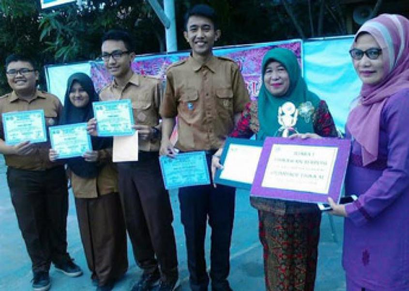 SMAN 4 Pekanbaru Juara 1 Fisikawan Berpuisi