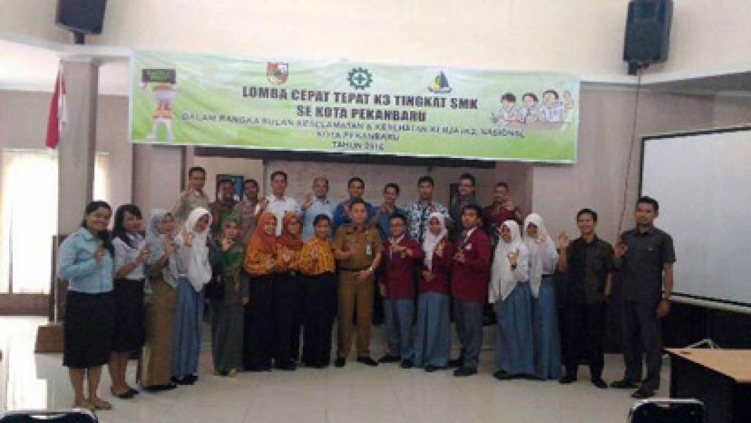 SMK Farmasi Ikasari Pekanbaru Juara I Lomba K3