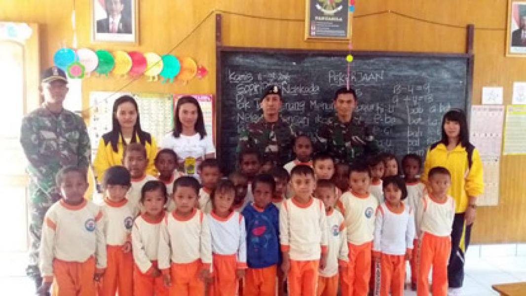 Satgas Pamrahwan di Papua Berikan Bantuan Alat Tulis Sekolah