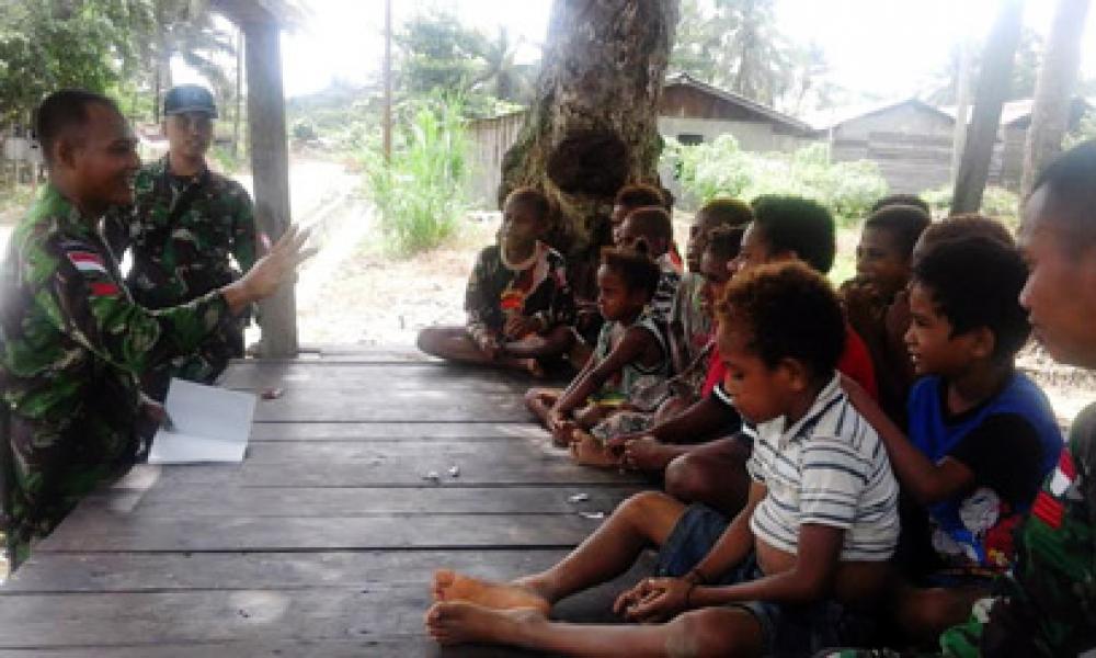Satgas Yonif 406/Candra Kusuma di Papua Angkat Anak Asuh