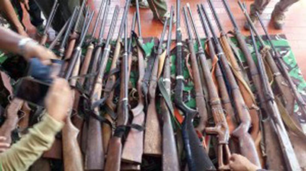 TNI Melalui Korem 042/Gapu Terima 61 Pucuk Senjata Api Laras Panjang  