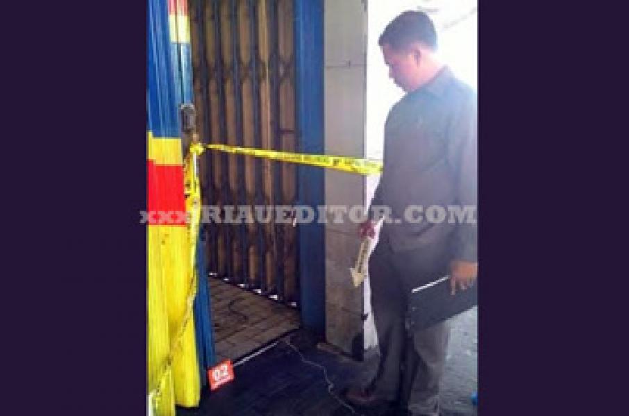 Toko Ban AW 2000 Pekanbaru Dibobol Maling, 300 Botol Oli Raib