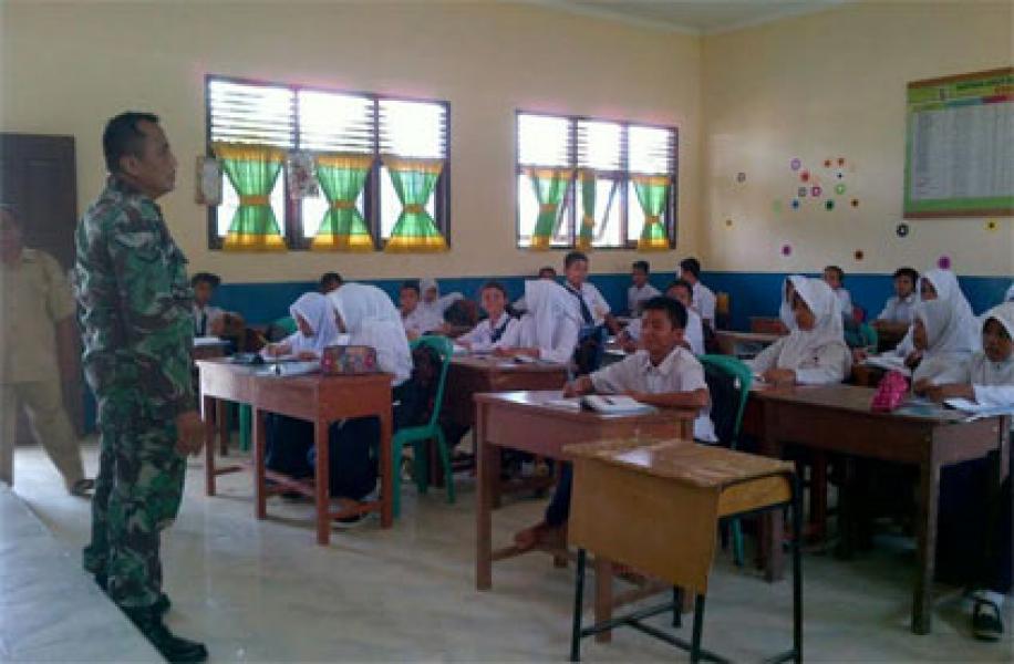 Babinsa Koramil 04/Pkl Kuras Beri Penyuluhan Cinta Tanah Air Kepada Siswa SMPN 05 Ukui  