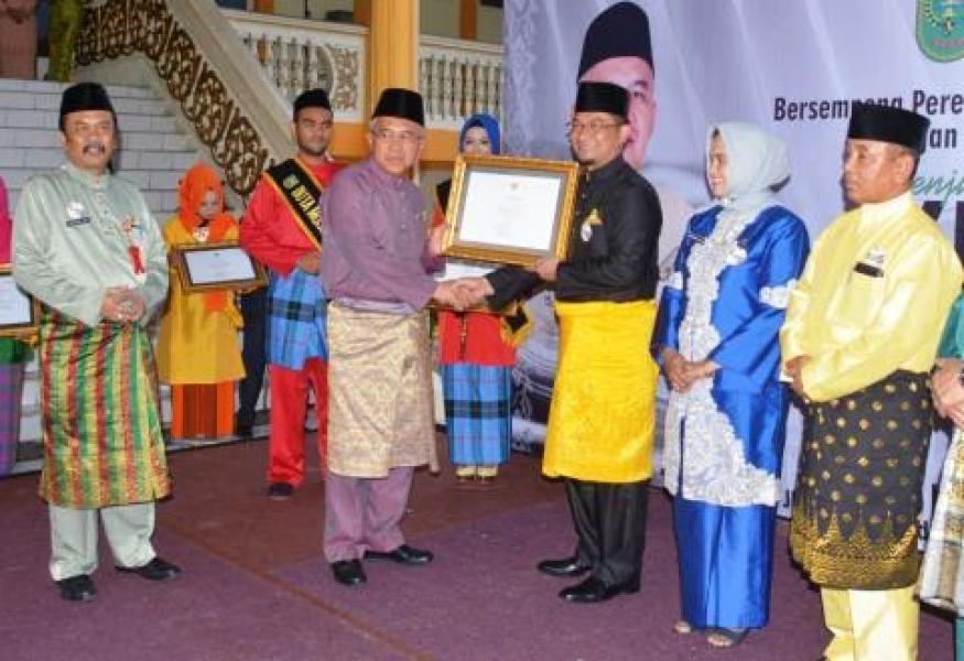 Calempong Oguong Kampar Terima Penghargaan Seni Budaya 2016