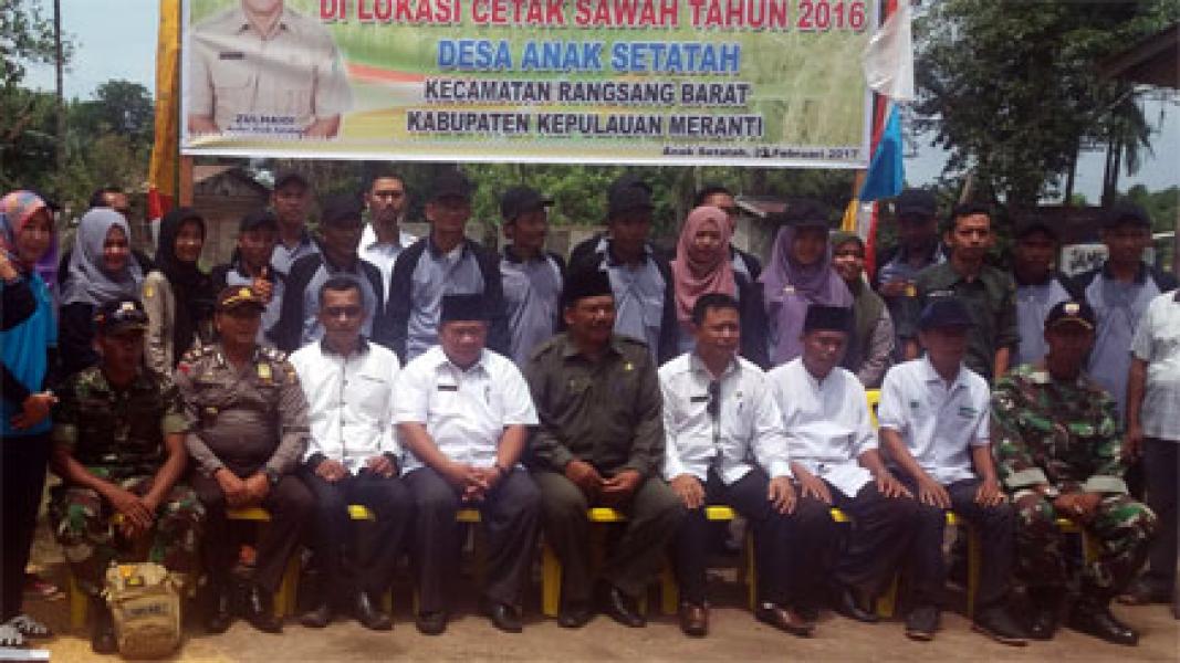 Danpos Koramil 02/Tebing Tinggi Hadiri Penen Perdana Padi di Desa Anak Setatah 