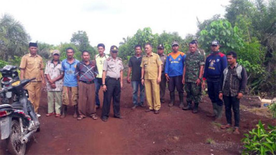 Danramil dan Upika Sungai Apit Tinjau Embung Dan Skat Kanal di Desa Teluk Mesjid 