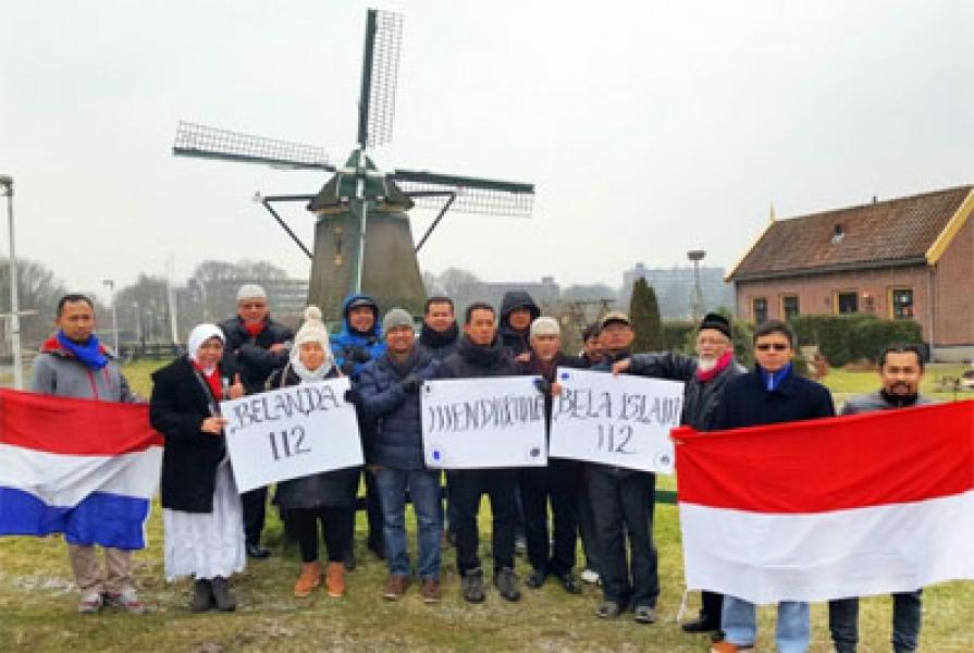 Di Depan Kincir Angin, Muslim Indonesia di Belanda Dukung Aksi 112