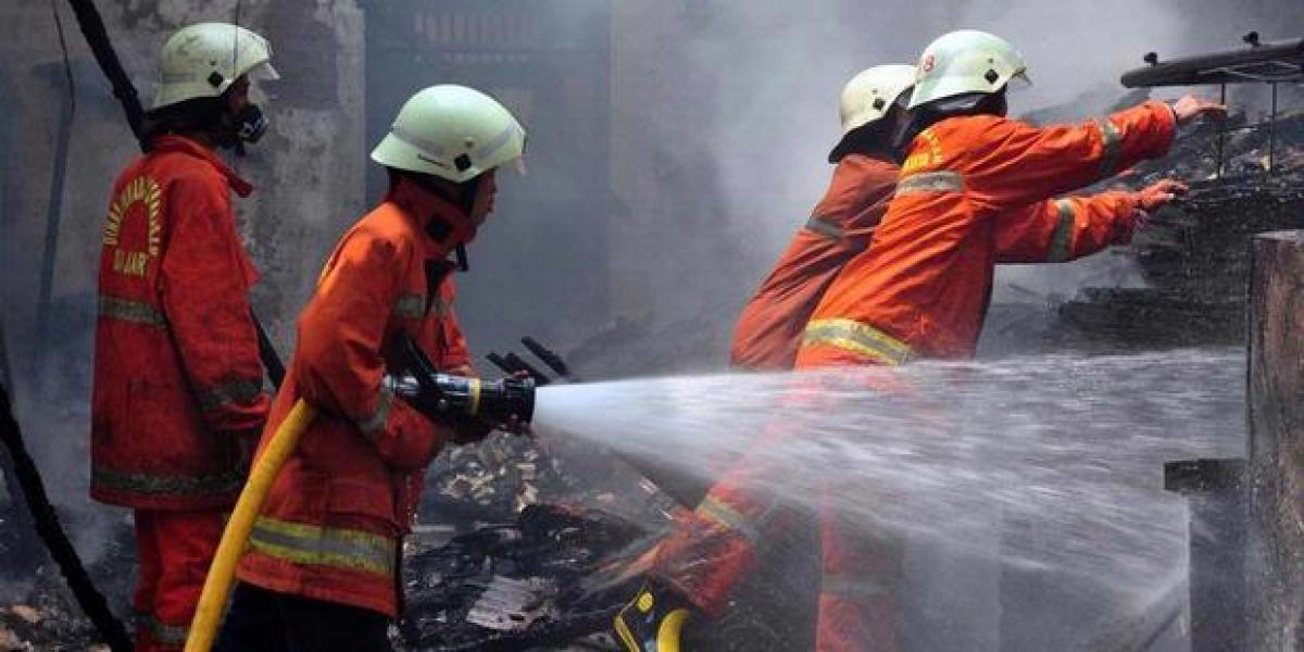 Dua Rumah Petak di Belakang Kantor Sarpras Polda Riau Terbakar