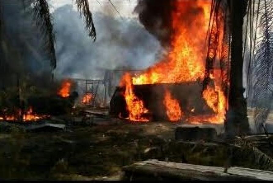 Gudang Penyimpanan Minyak dan Rumah di Inhil Terbakar
