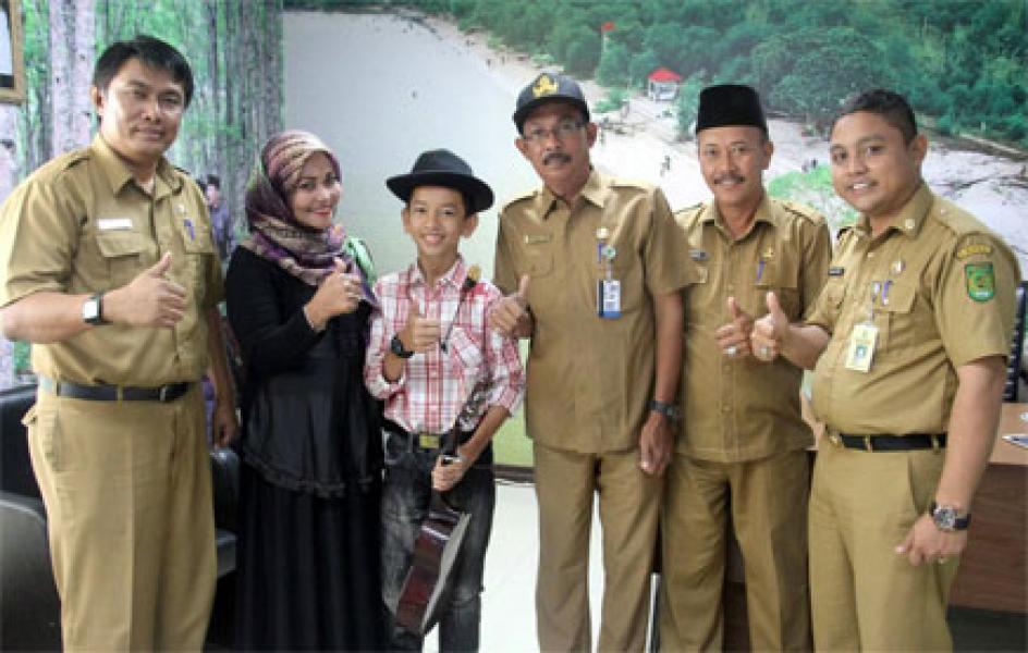 Ilham Sang Pengamen Cilik Dapat Perhatian Khusus Dari Pemkab Inhil