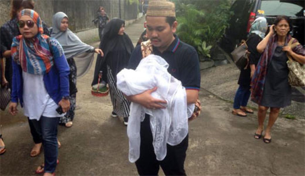 Indra Bekti Gendong Jenazah Anaknya Ke Pemakaman