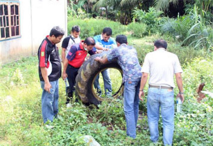 PWI Rohul dan Diskes Bersama Berantas Sarang Nyamuk di Desa Menaming