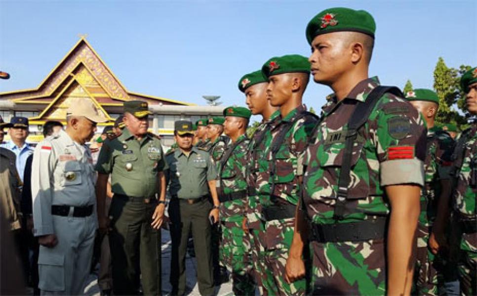 Pangdam I/BB Dampingi Gubernur Riau Apel Gelar Pasukan Satgas Siaga Karlahut