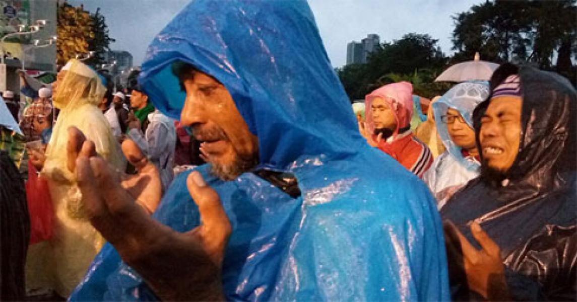 Potret saat Peserta Aksi 112 Menangis di Tengah Hujan di Luar Istiqlal