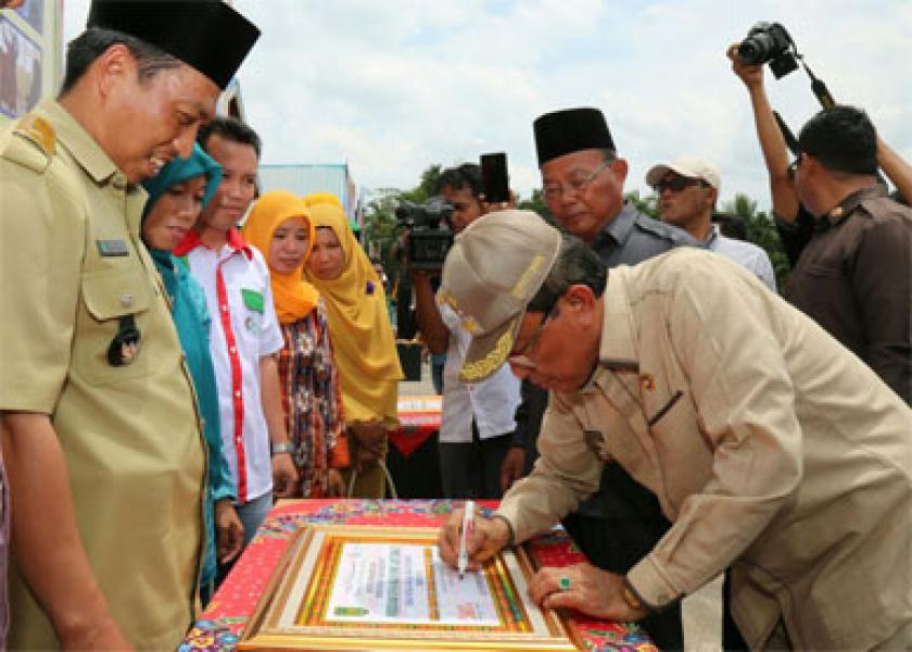 Resmikan Program DMIJ di Kecamatan Kempas, Ini Pesan Bupati Wardan 
