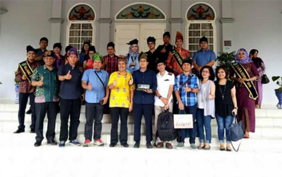 Sebagai Agen Tour, Bupati Siak Serahkan ‘Tanjak Melayu’ Kepada Wartawan