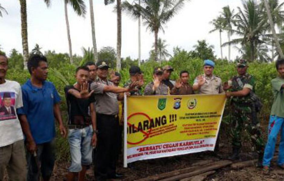 Babinsa Desa Bekawan dan Babinkamtibmas Patroli Karhutla Bersama