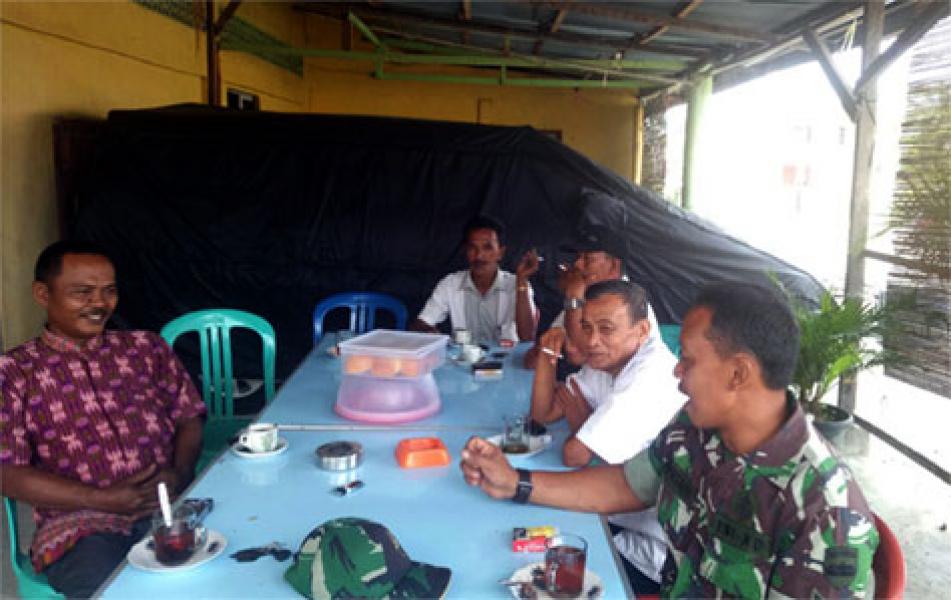 Babinsa Koramil 07/Reteh Laksanakan Komsos Dengan Warga