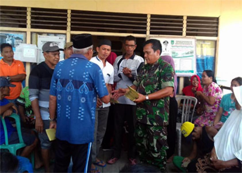 Babinsa Koramil 08/Mandah Bantu Penyaluran Sembako Untuk Korban Kebakaran Desa Bekawan 