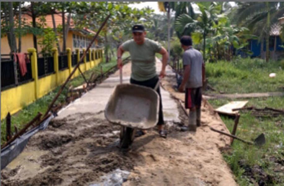 Babinsa Koramil 08/Mandah Goro Semenisasi Jalan Kelurahan