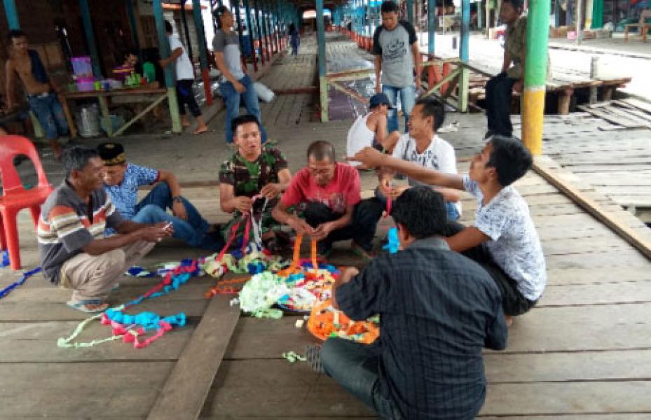 Babinsa Koramil 08/Mandah Laksanakan Komsos Dengan Warga Desa Batang Tumu