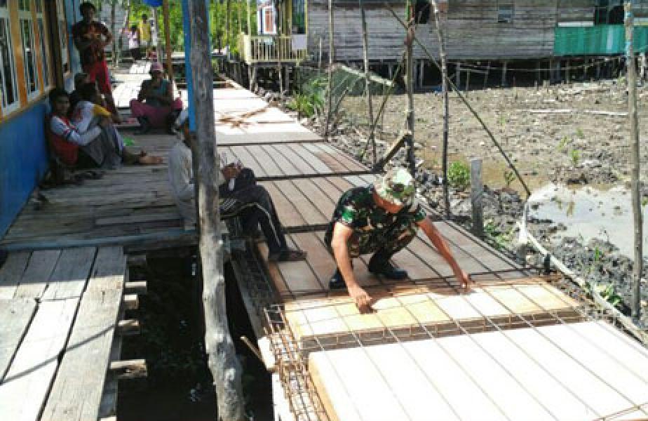 Babinsa Koramil 08/Mandah Pimpin Semenisasi Jalan Jerambah di Desa Belaras
