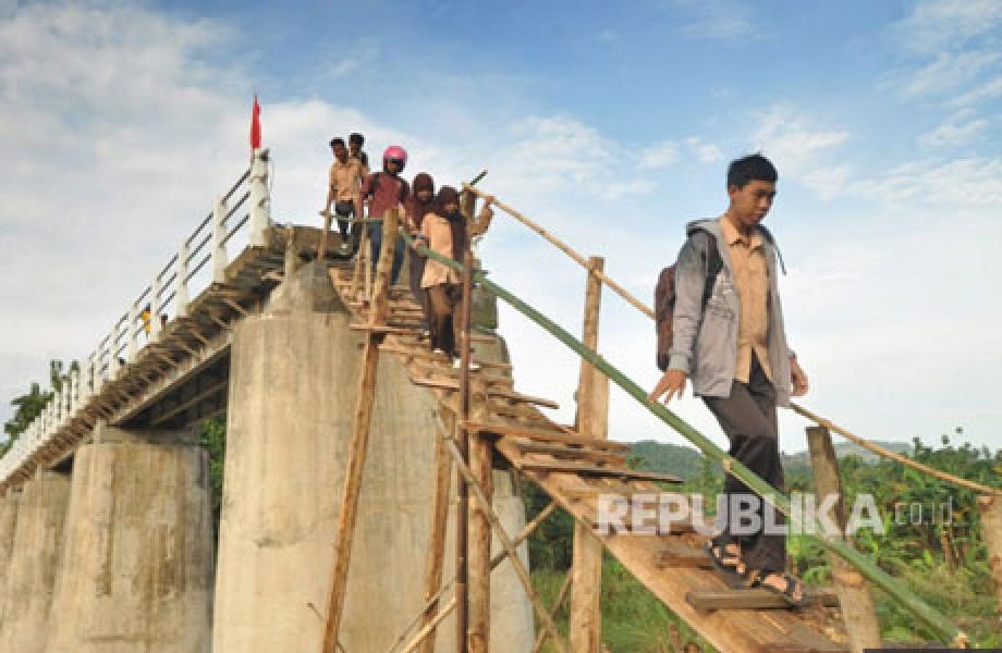 Baru 2 Bulan, Jembatan Penghubung Semarang-Demak Putus