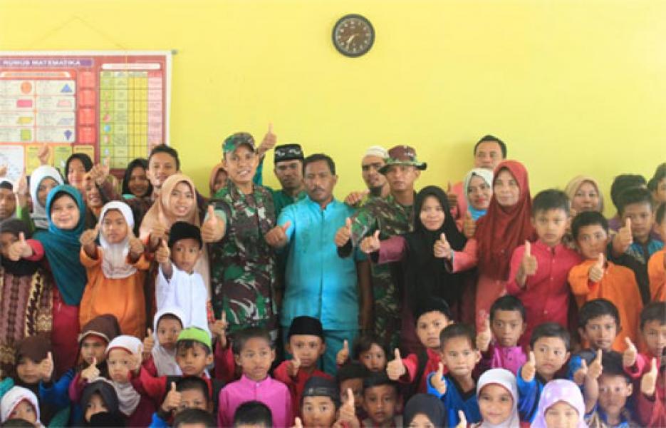 Batalyon Infanteri 132/BimaSakti Laksanakan Jumat Bersih Di Dua Desa Sekaligus