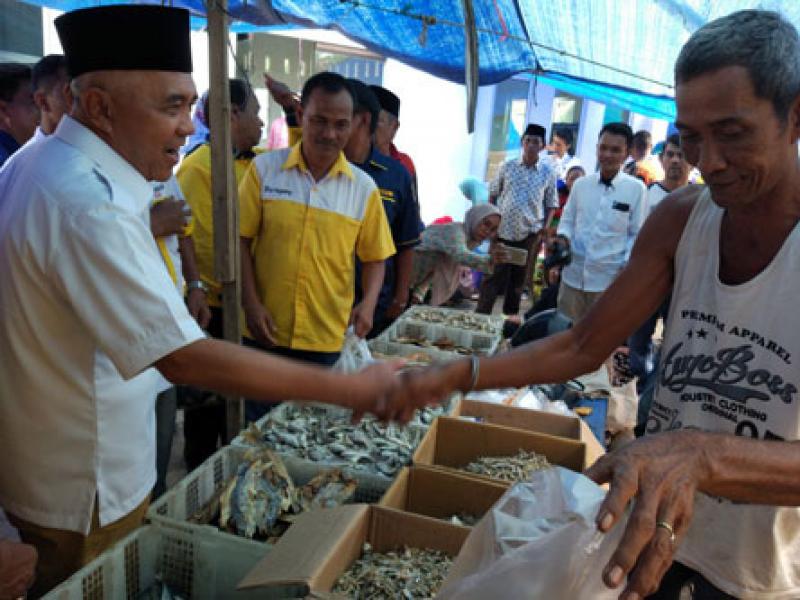 Sambangi Pasar Lirik, Cagubri Arsyadjuliandi Rachman Disambut Hangat Warga
