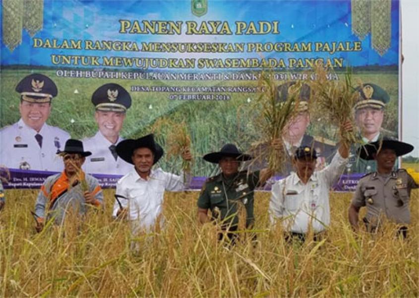 Danrem 031/Wira Bima Bersama Wabup Kepulauan Meranti Panen Raya Di Kecamatan Rangsang 