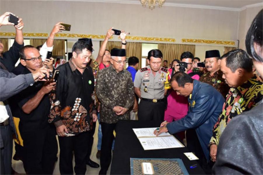 Gubernur Riau Kukuhkan Forum Komite SMA, SMK, dan SLB Periode 2018-2021