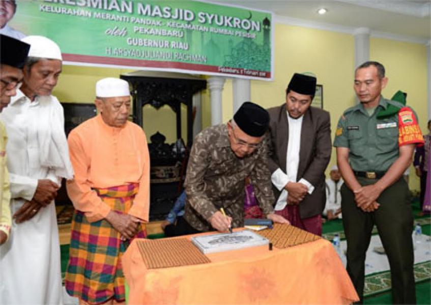 Gubri Resmikan Masjid Syukron Rumbai Pesisir