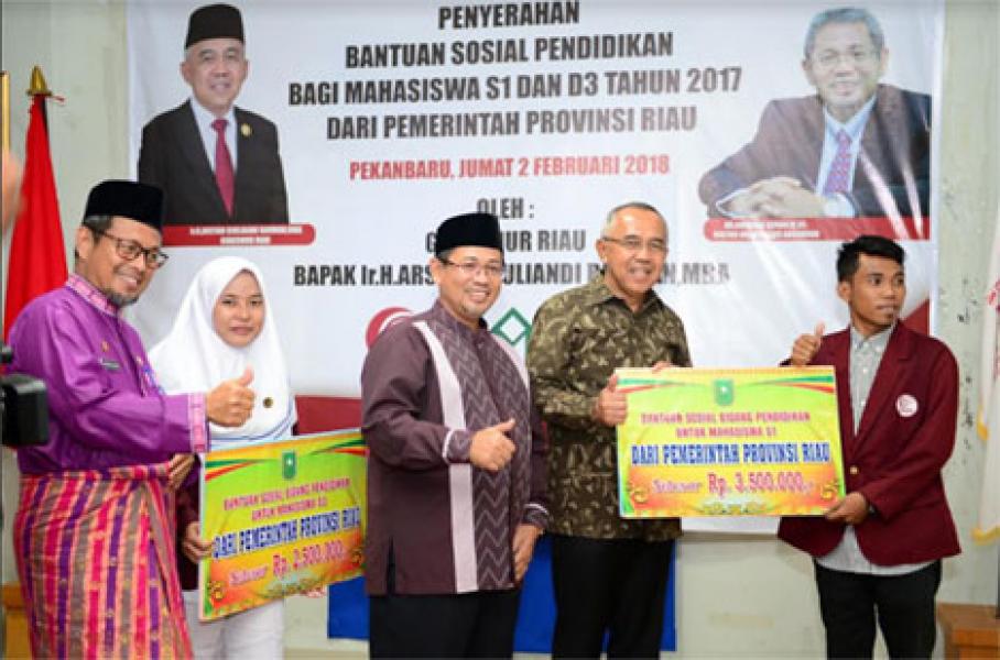 Gubri Serahkan Bantuan Sosial Pendidikan di Universitas Abdurrab