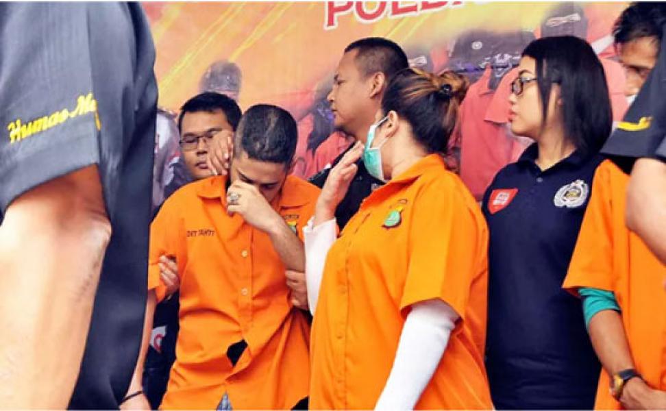 Jadi Tersangka, Kekasih Putri Elvy Sukaesih Nyaris Pingsan