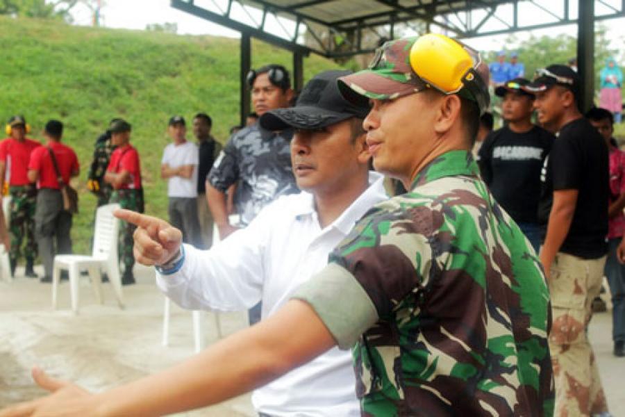 Jelang HUT Ke-59 Batalyon 132 Bima Sakti, Babinsa Koramil 02 Rambah Ikut Pertandingan Menembak