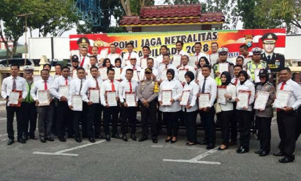 Kapolres Pekanbaru Beri Penghargaan Kepada Personil dan Instansi Berprestasi