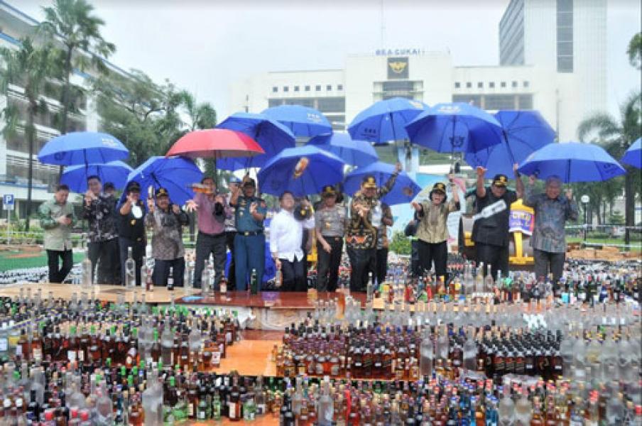 Kasum TNI Saksikan Pemusnahan Barang Tangkapan Ilegal